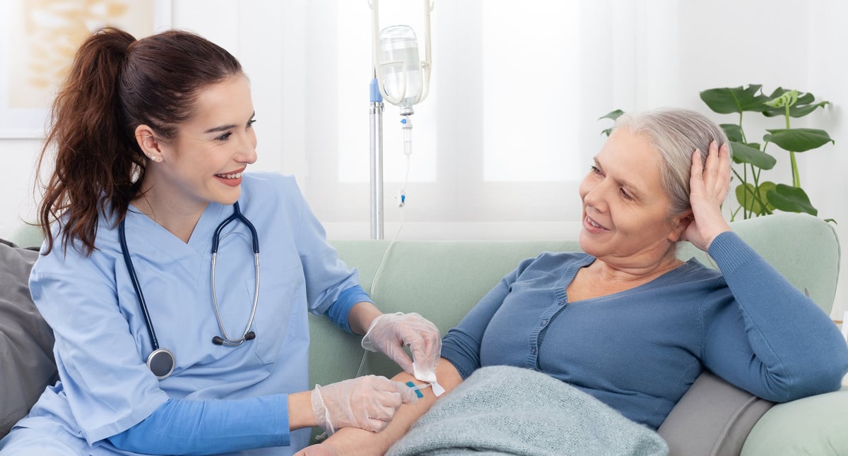 Teleconsulta médica con una paciente adulta mayor